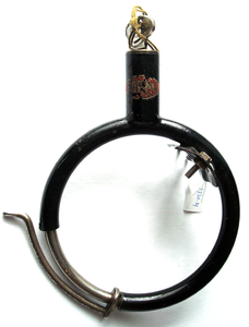 878242 Afbeelding van een zwart metalen rijwielringslot vervaardigd bij de Hollandsche Patent Metaal Industrie (HOPMI, ...